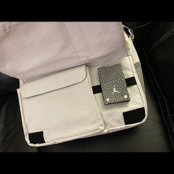 Authentic Michael Jordan White DJ Messenger Bag - Picture 4 of 5